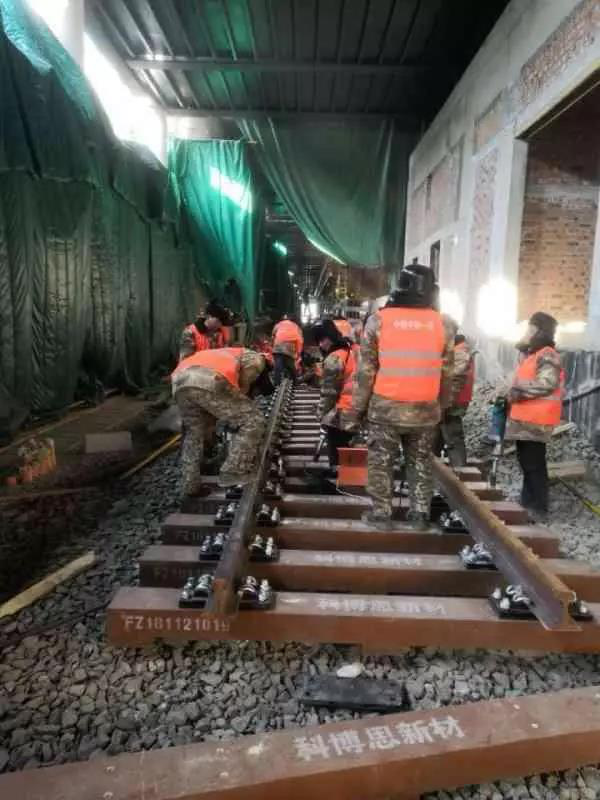 今日頭條、北京日報(bào)：13號線清河站撥線工程倒計(jì)時(shí)，京城地鐵首  次鋪上樹脂軌枕